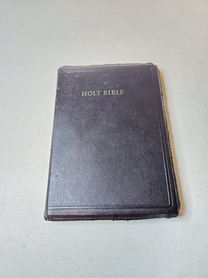 Holy Bible KJV References Red Letter Slimline w/Zipper Closure, World Publ 1950s-image