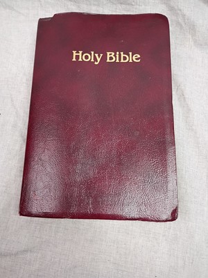 Holy Bible NKJV New King James Version Giant Print Reference Concordance Red Let-image