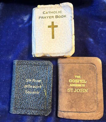 GROUP OF THREE ANTIQUE MINITURE LEATHER BOUND PRAYER BOOKS.-image