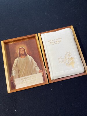 White Zipper Vintage 1958 HOLY BIBLE Memorial Edition CONCORDANCE Wood Case-image