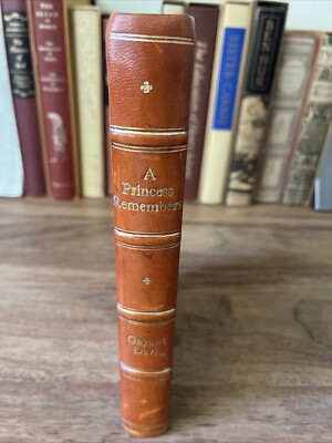 A princess remembers: the memoirs of the Maharani of Jaipur 2005 Leather Bound-image