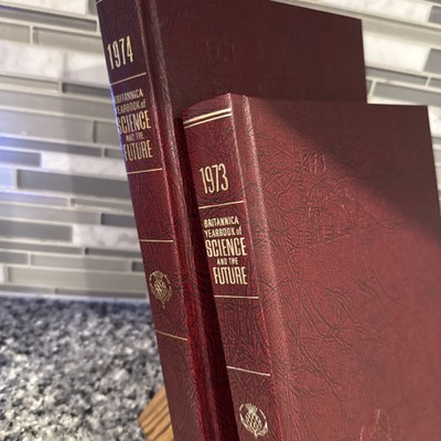Lot of 2 📚Britannica Yearbooks of Science and the Future  1973 & 1974 🌟 Mint-image