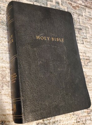 1998 Holy Bible. Hand Size Giant Print Reference Edition.  Holman-image