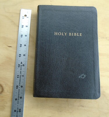 HOLY BIBLE HAND SIZE GIANT PRINT 1998 HOLMAN LEATHER BOUND COVER-image