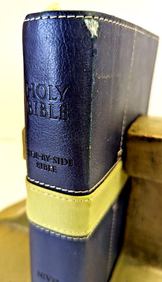 Holy Bible NIV & The Message Side-by-Side Bible 2011 Small Leather Zondervan-image