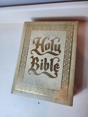Vintage 1976 Crusade White Faux Leather KJV Holy Bible Made In USA Kedeka-image