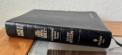 The New Open Bible NAS Study Edition Black Bonded Leather 1990 USA Nelson 1975-image