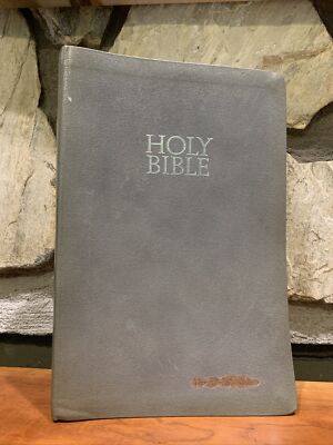 KING JAMES VERSION HERITAGE REFERENCE BIBLE BONDED LEATHER 1986 Giant Print Gray-image